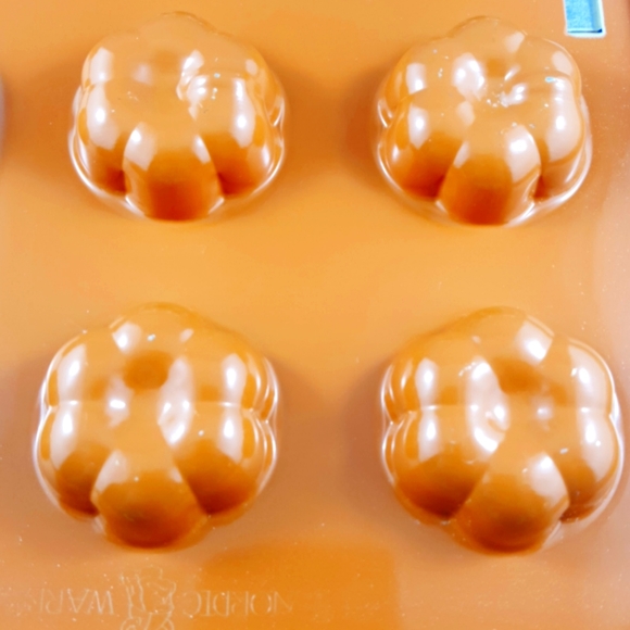 Nordic Ware Floral Cake Pops Pan (2-pce locking) - Picture 5 of 11